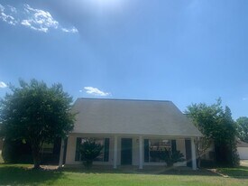 117 Britt Dr in Enterprise, AL - Building Photo