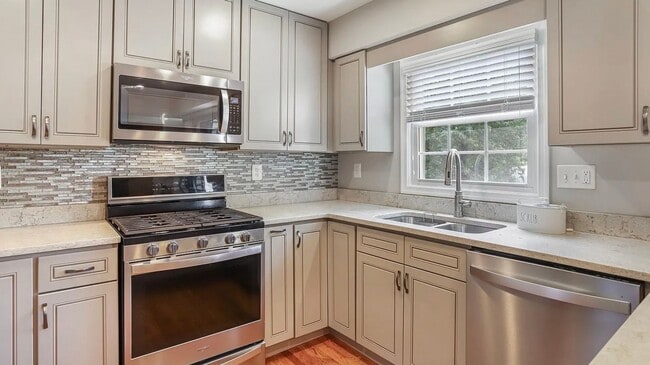 13704 Beret Pl in Silver Spring, MD - Building Photo - Building Photo