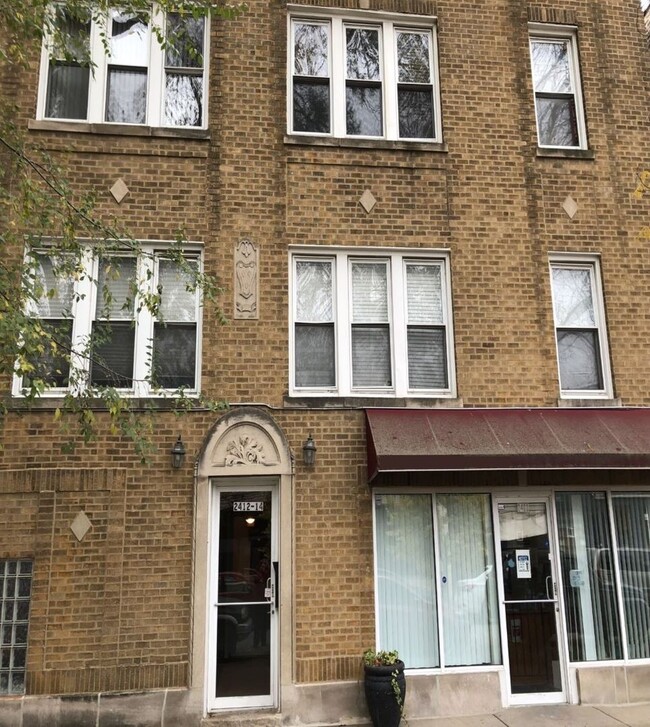 property at 2412 W Ardmore Ave