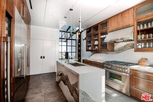 1302 N Sweetzer Ave in West Hollywood, CA - Building Photo