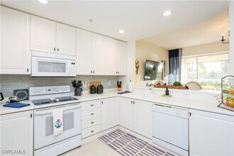 3930 Deer Crossing Ct in Naples, FL - Foto de edificio - Building Photo