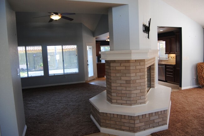 9305 Brookstone Ct in Bakersfield, CA - Building Photo - Building Photo