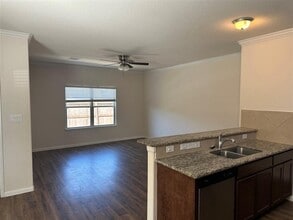 1160 N Colbert St in Dayton, TX - Foto de edificio - Building Photo