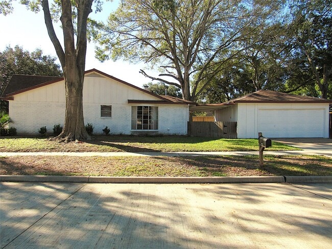 13526 Brook Hollow Dr in Sugar Land, TX - Building Photo - Building Photo