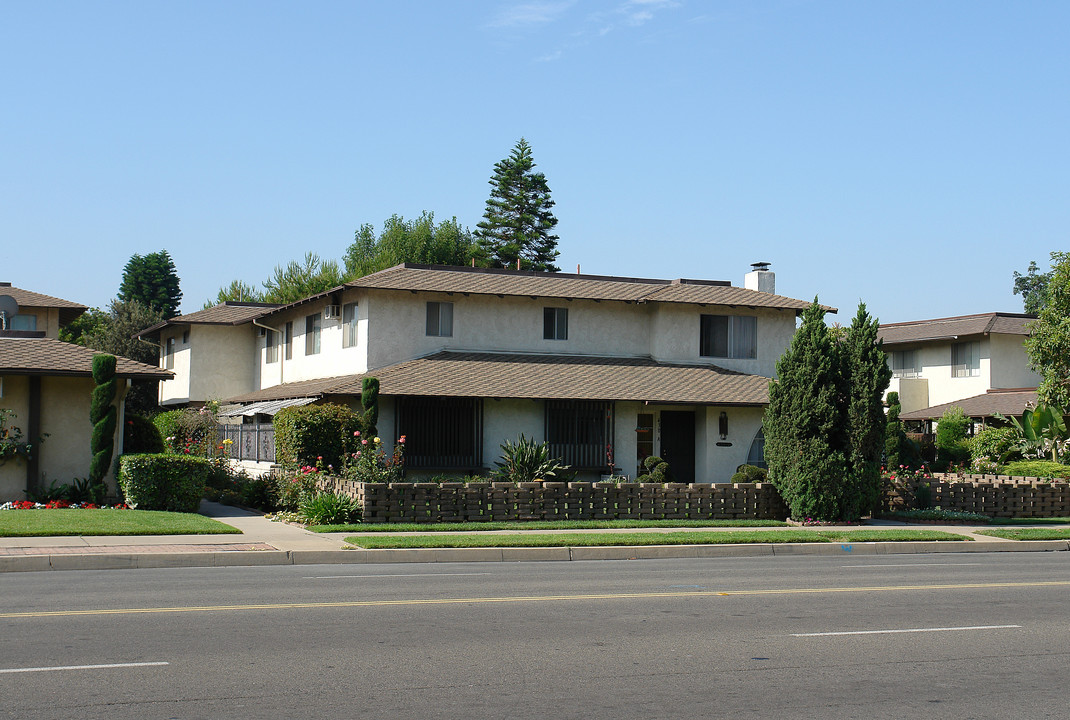 438 W La Veta Ave in Orange, CA - Building Photo