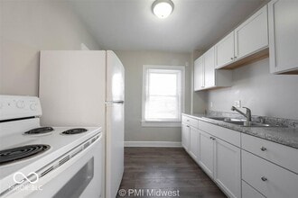 5045 E 10th St in Indianapolis, IN - Foto de edificio - Building Photo