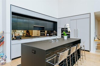 300 Collins Ave in Miami Beach, FL - Building Photo - Building Photo
