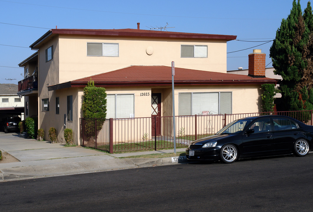 12623 Truro Ave in Hawthorne, CA - Foto de edificio