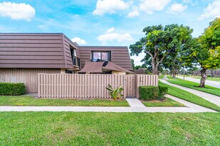 1015 10th Ct in Palm Beach Gardens, FL - Building Photo