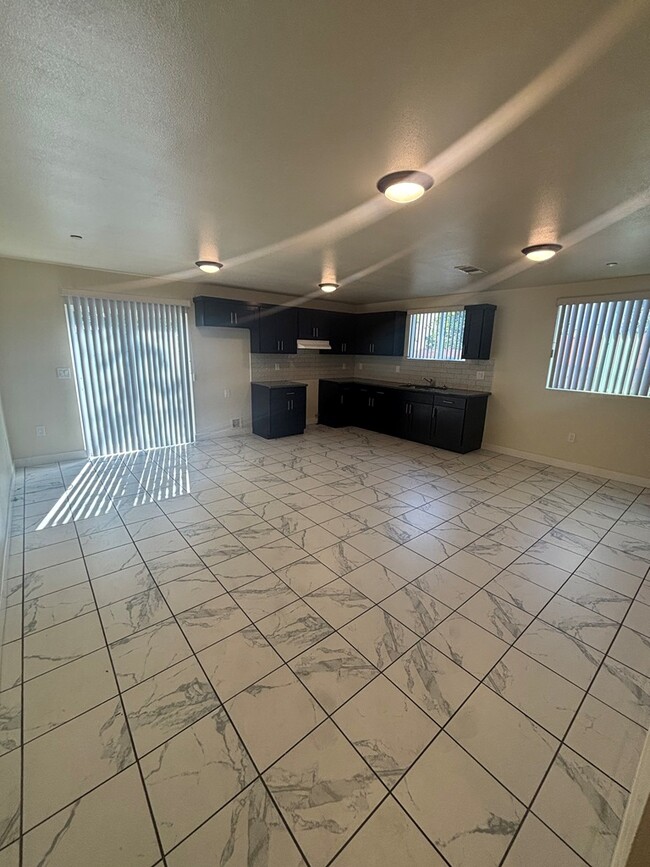 630 1/2 W 79th St in Los Angeles, CA - Building Photo - Building Photo