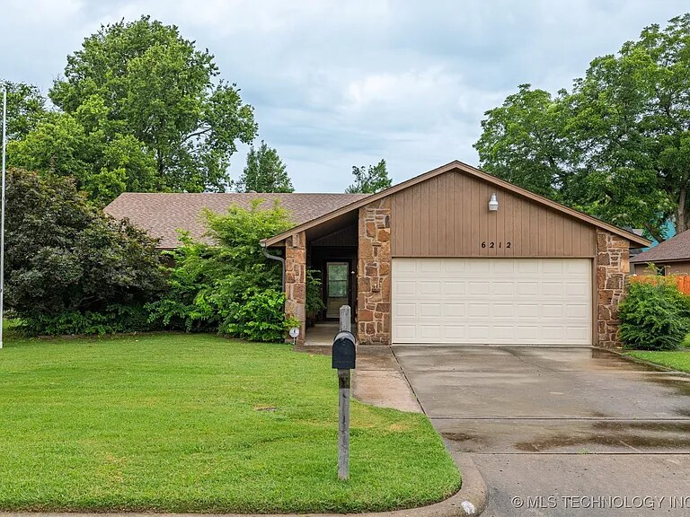 6212 S Troost Ave in Tulsa, OK - Building Photo