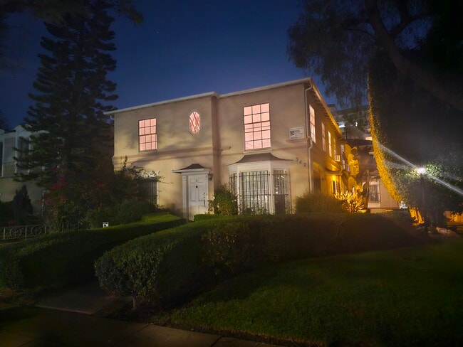 342 N Oakhurst Dr in Beverly Hills, CA - Foto de edificio - Building Photo
