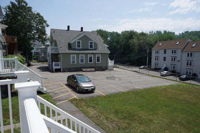 19 Norumbega Ter, Unit 1 in Waltham, MA - Foto de edificio - Building Photo