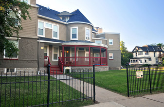 Oakland Square in Minneapolis, MN - Foto de edificio - Building Photo