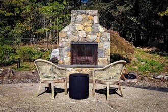 188 Godfrey Rd E in Weston, CT - Building Photo - Building Photo