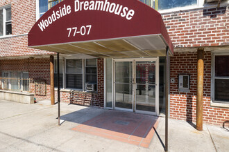 77-07 Woodside Ave in Flushing, NY - Foto de edificio - Building Photo