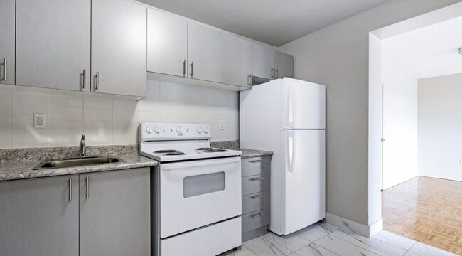 1219 Dundas St W in Mississauga, ON - Building Photo - Building Photo