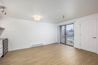 Highlander Apartments in Seattle, WA - Building Photo - Interior Photo