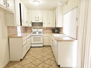 408 E Ave J5 in Lancaster, CA - Foto de edificio - Building Photo