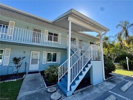 5665 Whitaker Rd in Naples, FL - Building Photo