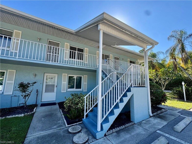 5665 Whitaker Rd in Naples, FL - Foto de edificio