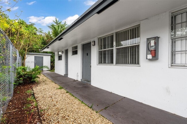 5842 NW 23rd St in Lauderhill, FL - Foto de edificio - Building Photo