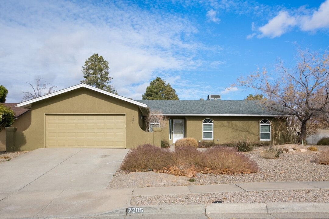 7205 Esther Ave NE in Albuquerque, NM - Foto de edificio