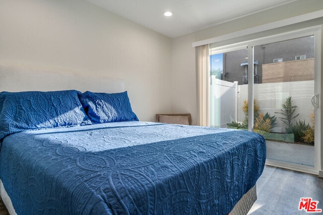 property at 2627 Somerset Dr