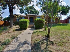 3240 Springwood Ln in Dallas, TX - Building Photo