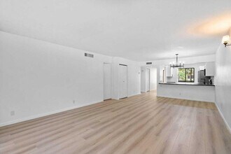 341 Lakeview Dr, Unit 203 in Weston, FL - Foto de edificio - Building Photo