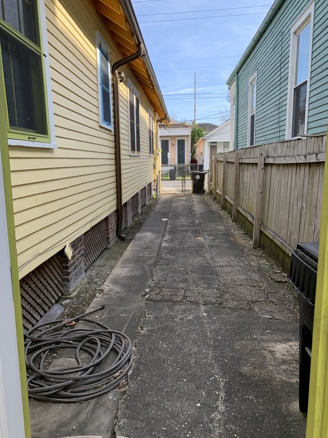 4719 Laurel St in New Orleans, LA - Foto de edificio - Building Photo
