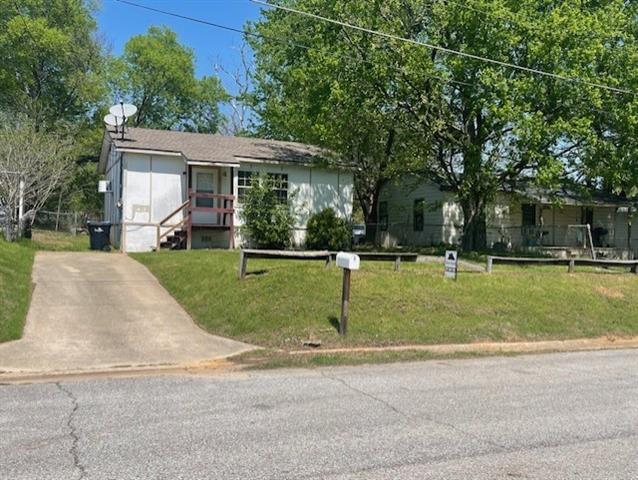 1017 W Collins St in Denison, TX - Building Photo
