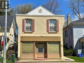 90 Wellington St E in Aurora, ON - Building Photo