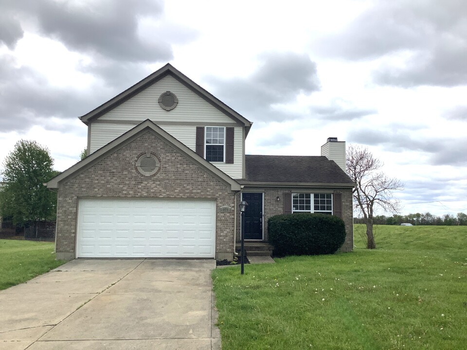 979 Dayspring Ln in Trenton, OH - Building Photo