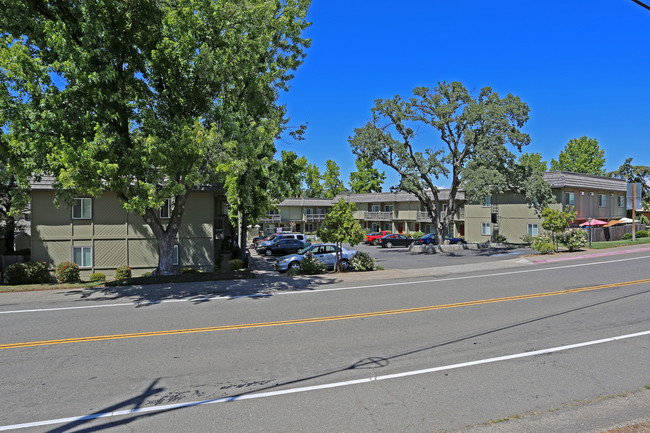 Merrychase Condominiums in Cameron Park, CA - Foto de edificio - Building Photo