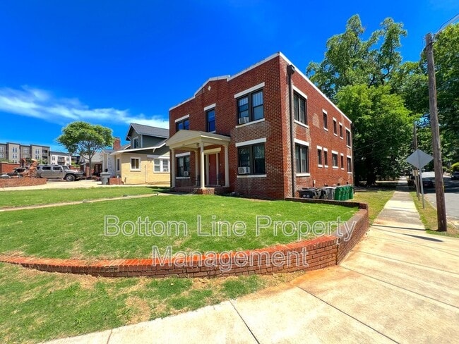 600 Hawthorne Ln in Charlotte, NC - Building Photo - Building Photo