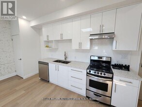 998 Bloor St W in Toronto, ON - Building Photo - Building Photo