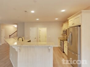 1008 Azalea Ct in Ashland City, TN - Foto de edificio - Building Photo