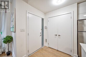 128 Fairview Mall Dr in Toronto, ON - Building Photo - Building Photo