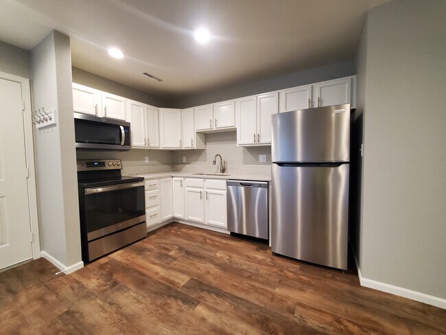 2322 College St, Unit 7 in Cedar Falls, IA - Building Photo - Building Photo