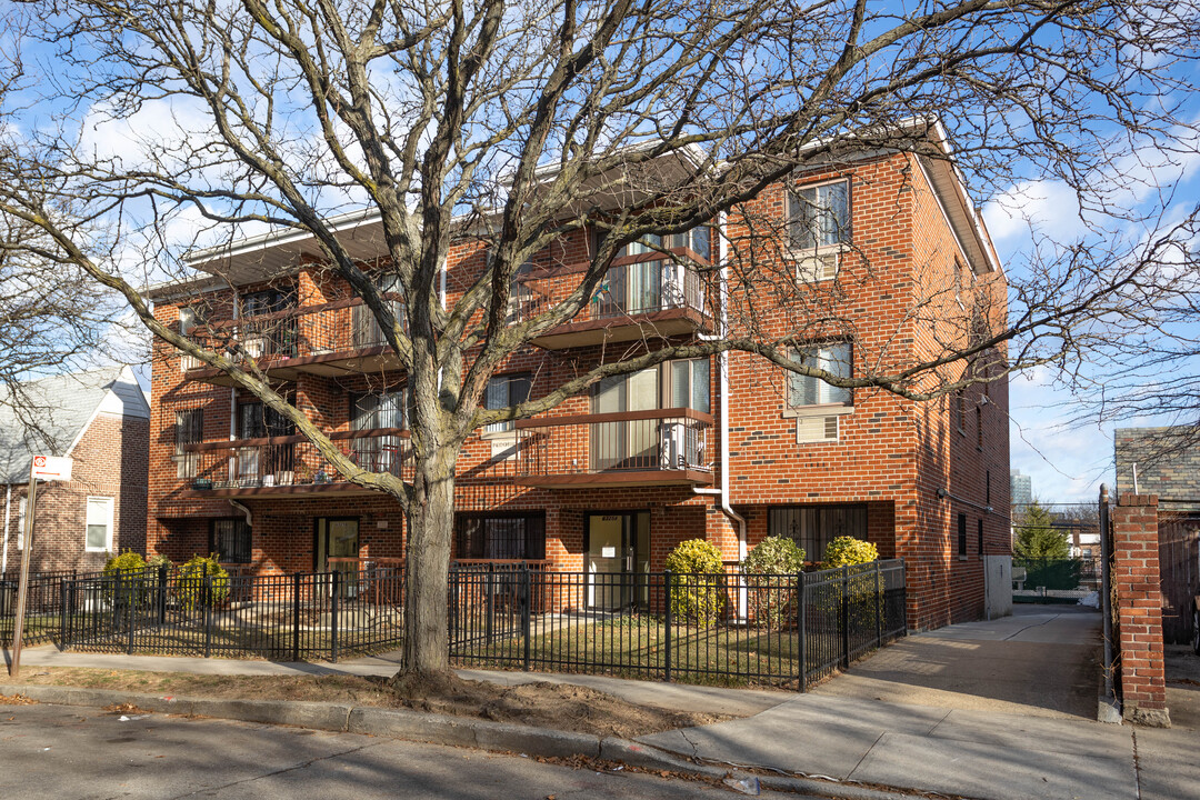 6325 Bourton St in Rego Park, NY - Foto de edificio