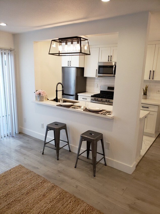 6050 Cadillac Ave Apartments and Nearby Los Angeles Apartments For Rent