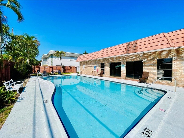 320 SW 1st St, Unit 2D in Pompano Beach, FL - Building Photo