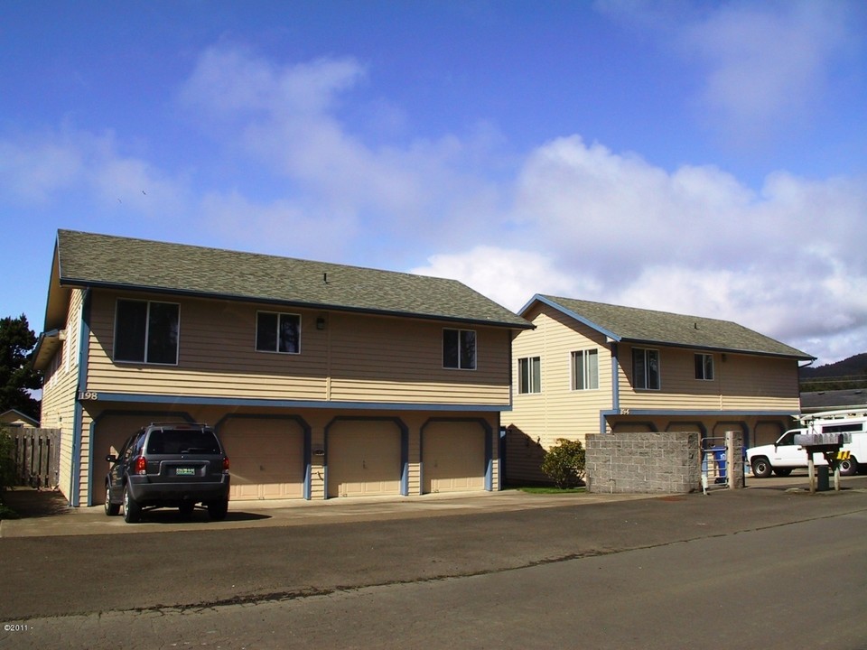 194-198 NW 60th St in Newport, OR - Building Photo