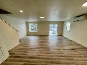 95 Erickson Ave, Unit 95A in Shady Cove, OR - Building Photo - Building Photo