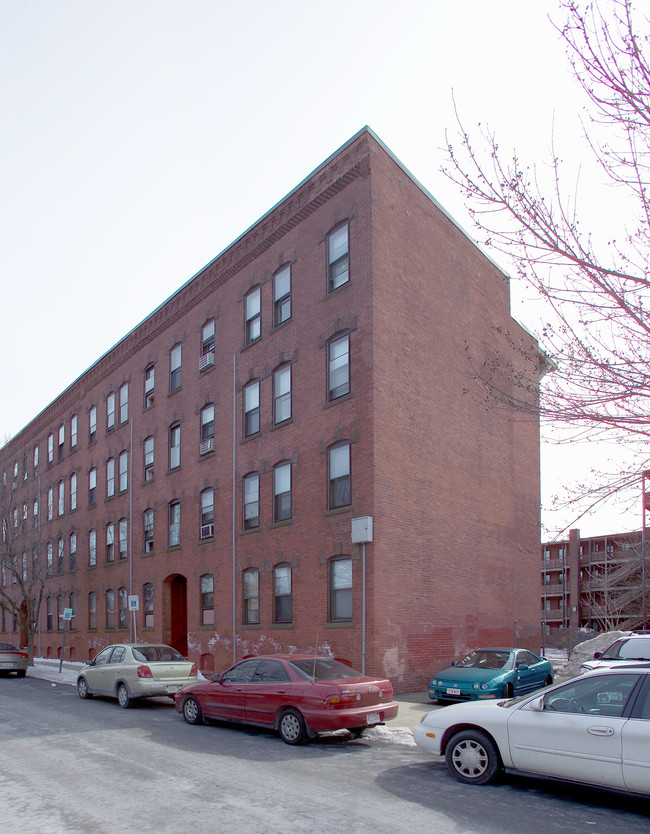 588 S Summer St in Holyoke, MA - Foto de edificio - Building Photo