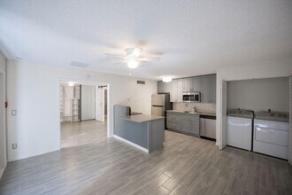 641 Executive Center Dr in West Palm Beach, FL - Building Photo - Building Photo