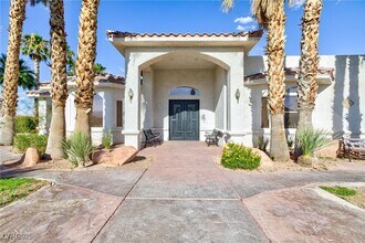6525 Ponderosa Way in Las Vegas, NV - Building Photo - Building Photo