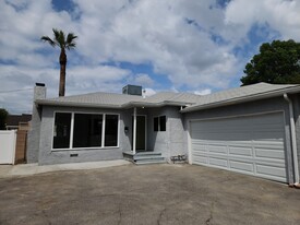 6621 Chimineas Ave in Reseda, CA - Building Photo