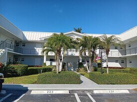 32 Colonial Club Dr in Boynton Beach, FL - Building Photo